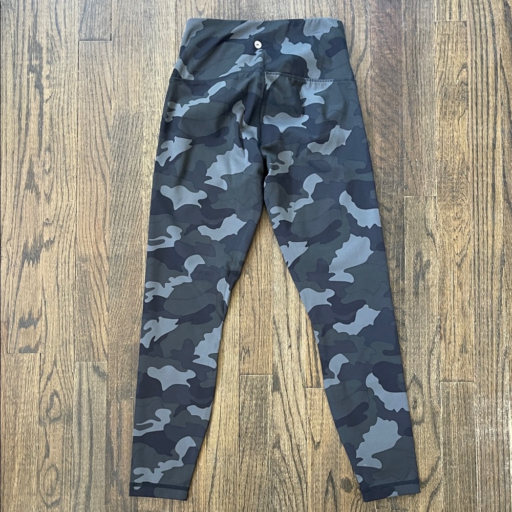 90 Degree By Reflex Women’s Black and Gray Camo Leggings - Picture 3 of 4